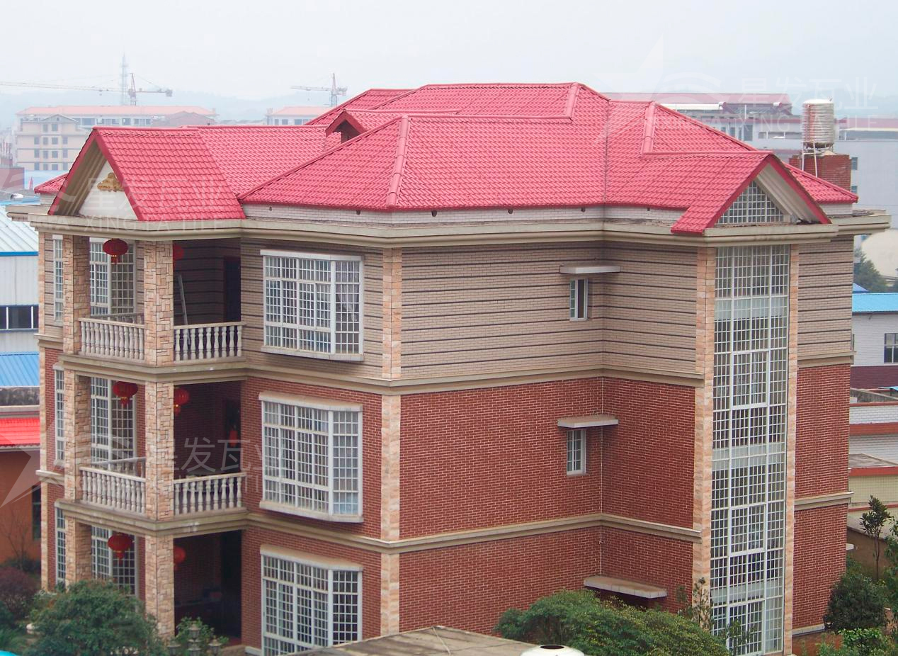 合成樹脂瓦綠色環(huán)保、節(jié)能減排，不會(huì)揮發(fā)出有毒的氣味！